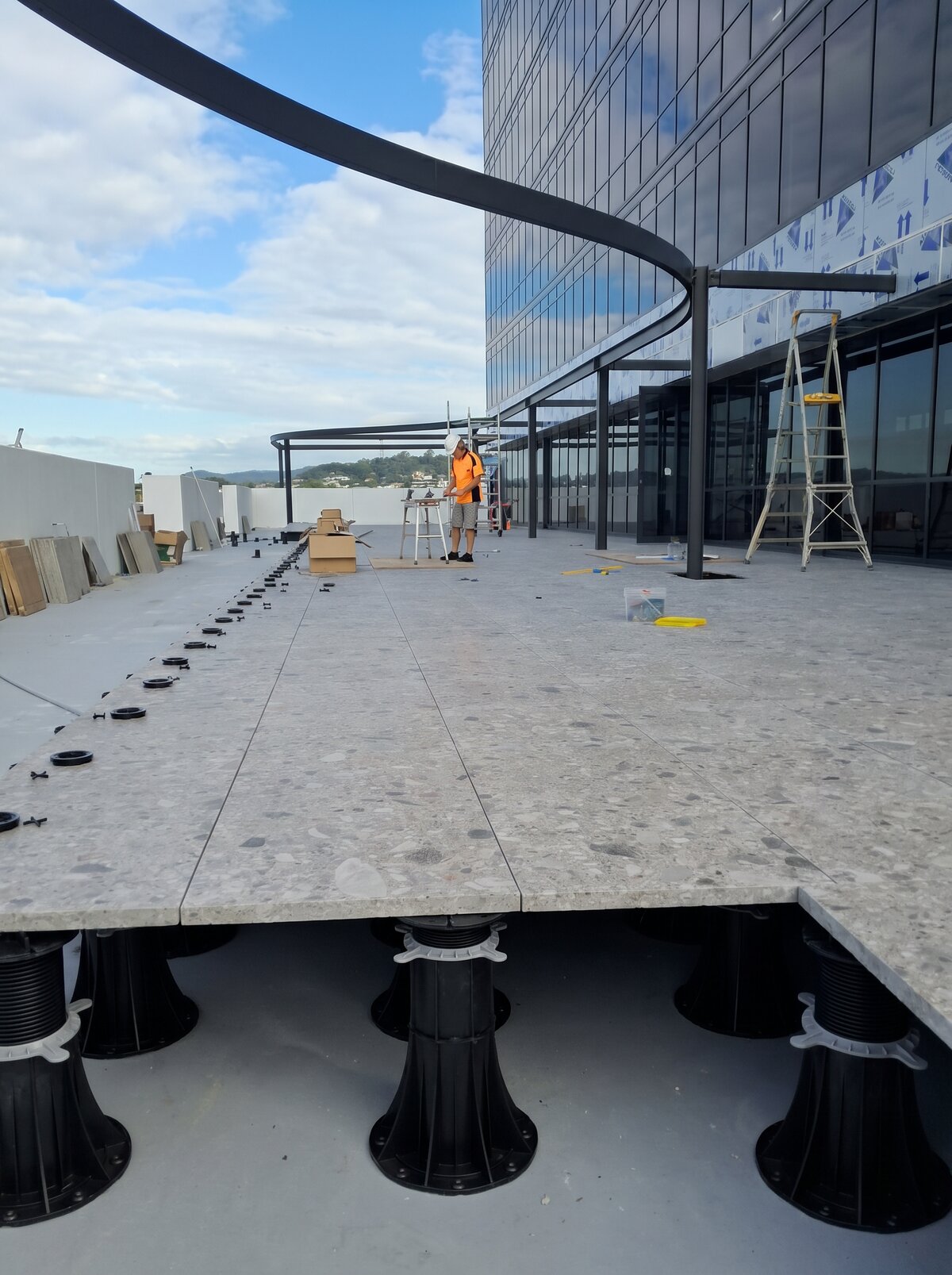 Laying terrazzo gres tiles on high pedestals