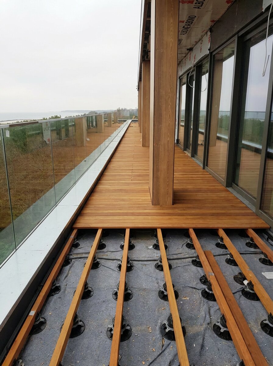 Load-bearing structure of a long raised deck terrace on an inverted roof