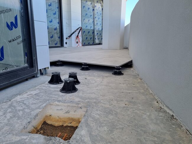 Preparation of the substrate for a raised deck terrace on a balcony