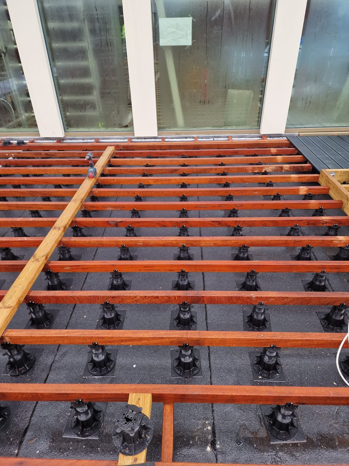 Installation works for the raised floor on the roof of a dense hotel