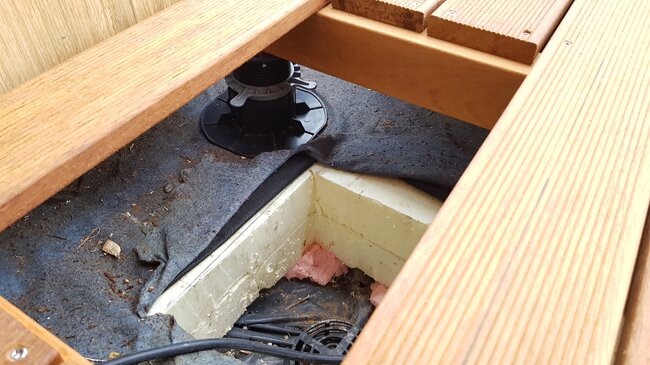 Thermal insulation detail of an inverted roof under the pedestal