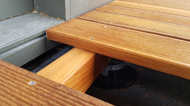 Precise finishing of the step edge with a terrace board and