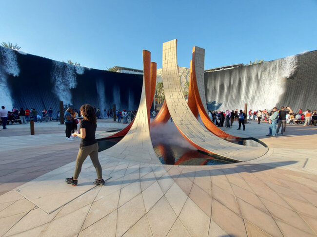 Installation of a water feature at Expo 2020 in Dubai with a monumental fountain