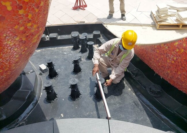 Spacing of black adjustable pedestals in the installation basin