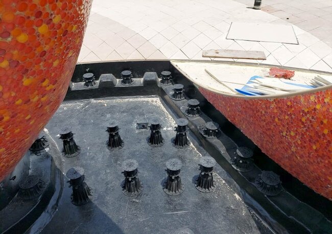 System of adjustable pedestals max made of PP material installed