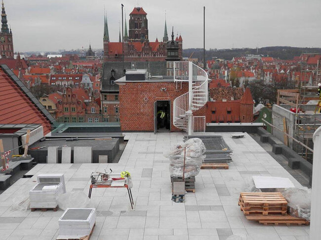 Elevated terrace on the roof with a view of the city on adjustable pedestals solver