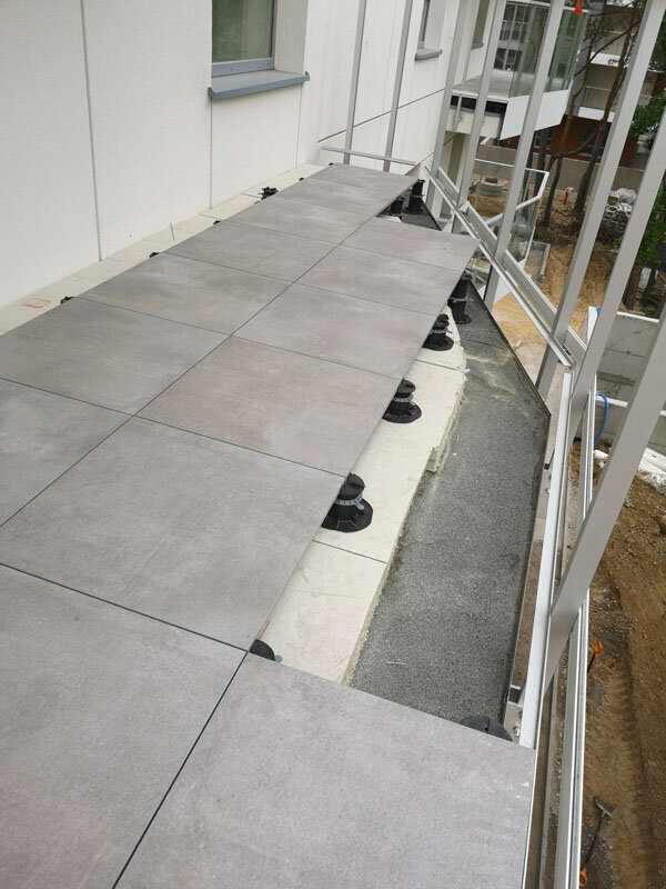 Standard pedestals for porcelain tiles on balconies in a multi-family building
