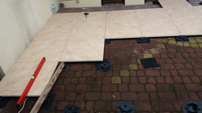 Installing a raised deck terrace on old paving stones on pedestals
