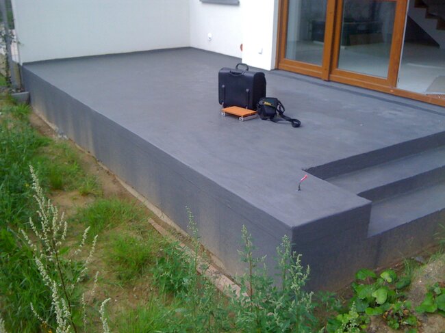 Waterproofed terrace with liquid membrane hydro-insulation