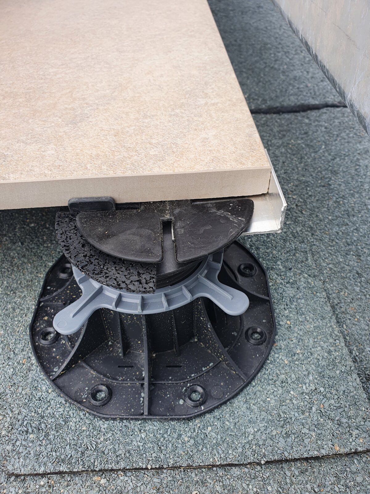 Pedestal with accessories and paver on a terrace with torch-applied membrane