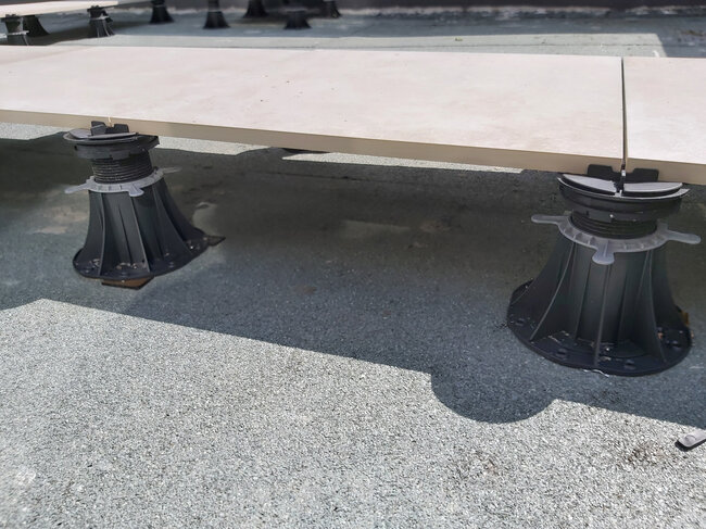 Standard pedestals with rubber shim and gres paver