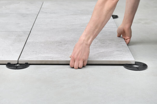 Laying 2 cm ceramic gres tiles on fixed-height solver supports