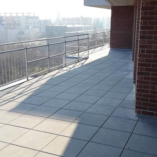 Building terrace in a ventilated system on fixed-height support pads under pavers