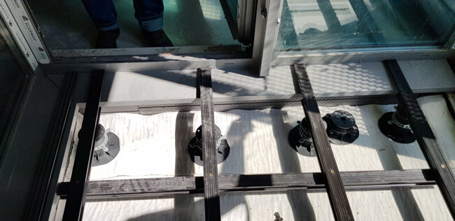 Pedestals with joists laid on a concrete screed or terrace paver