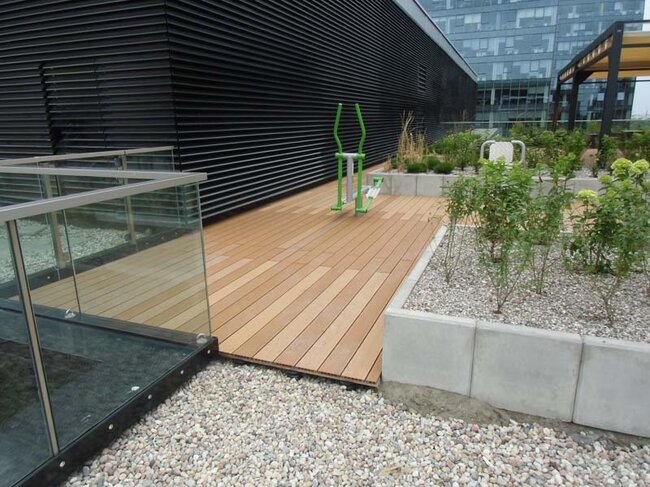Open space using composite decking boards on a flat roof