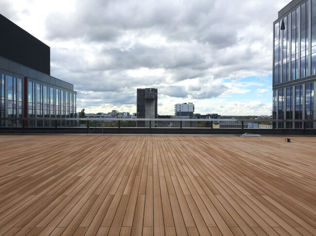 View of a composite terrace made using the raised deck system technique
