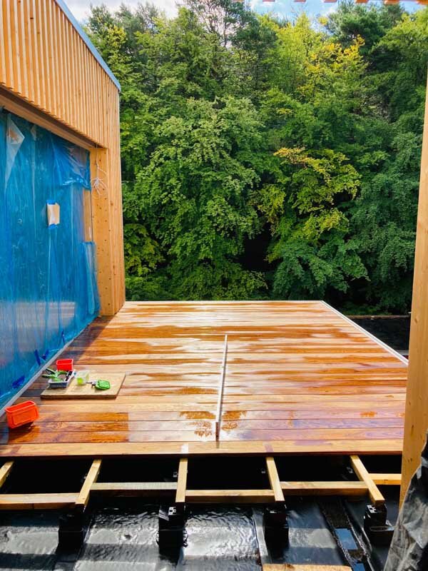 Installation of a wooden terrace on solver pedestals