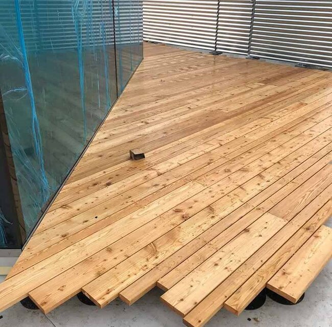 Natural wood terrace of varying width on a raised deck terrace solver