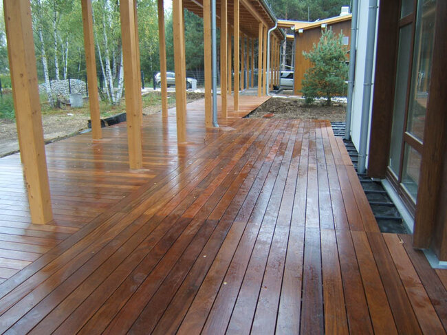 Large natural wood terrace on the ground on joists and adjustable solver pedestals