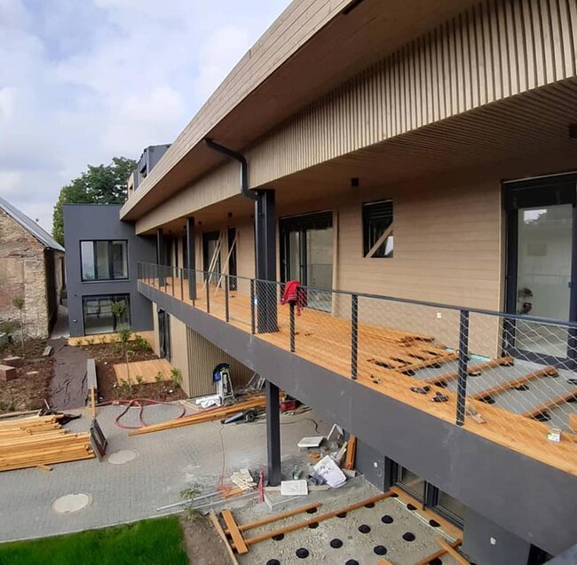 Laying a raised deck terrace on the terrace of hotel buildings