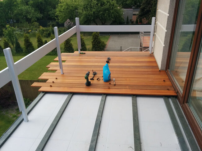 Installation of terrace boards on the balcony