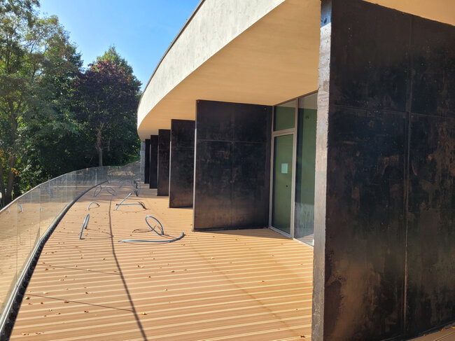 Balcony with composite boards on pedestals