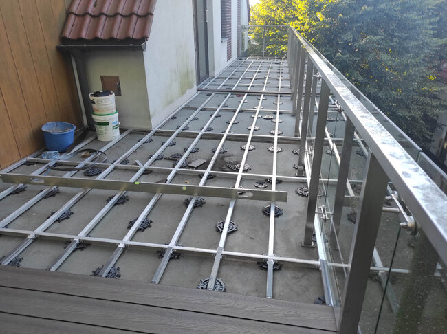 Aluminum joist structure on a balcony with spiral pedestals
