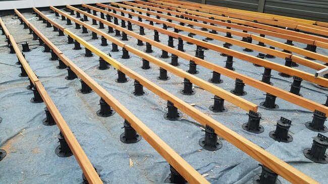 Pedestals placed on waterproofing insulation foil