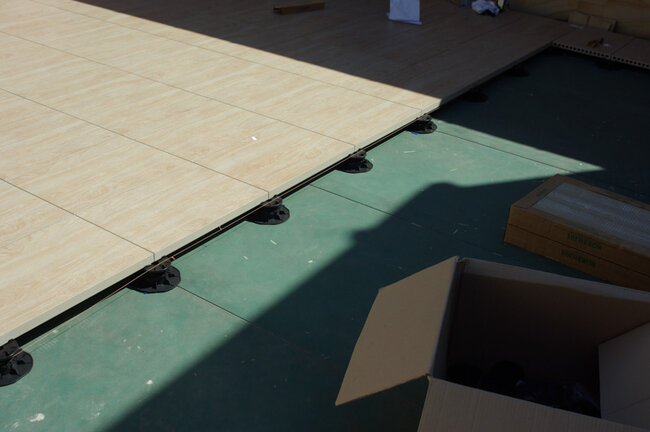 Support pads for pavers on waterproofing insulation