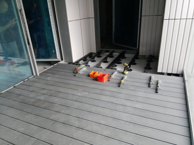 Installation of the upper surface on a terrace finished with composite decking
