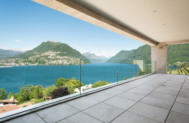 Adjustable pedestals for porcelain tiles on the balcony.