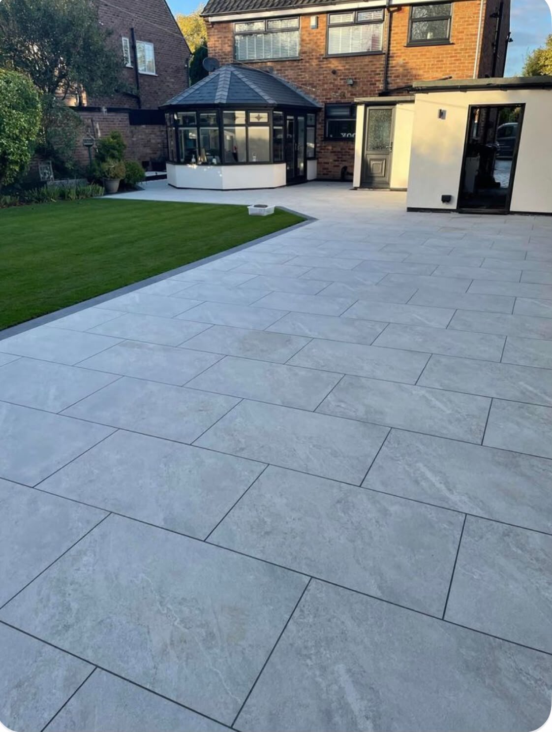 Light gray gres pavers around the garden pool.