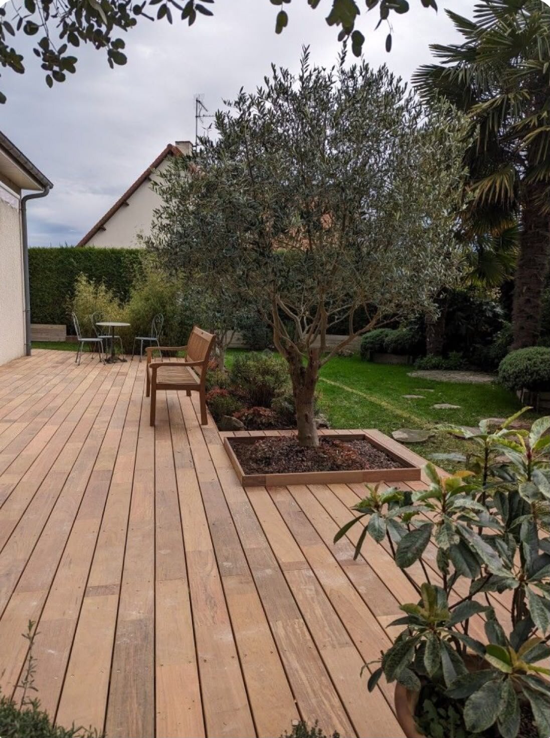 Sample of a raised deck terrace with porcelain tiles, boards, and pedestals.