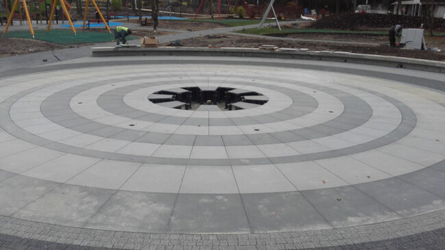 Concentric layout of paving slabs for the construction of a city fountain.