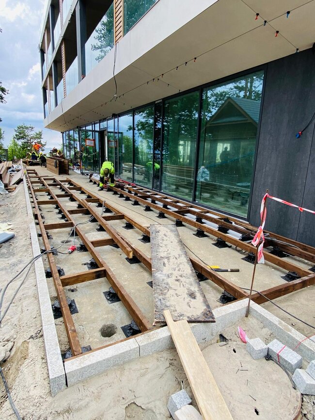 Installation of a wooden deck on adjustable pedestals