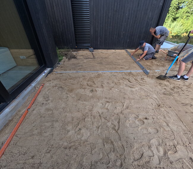 Preparation and leveling of the substrate for terrace construction