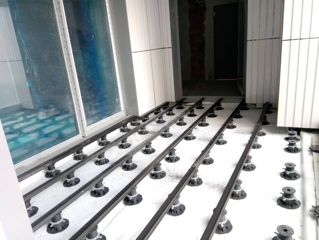 Aluminum joists on adjustable pedestals on the terrace