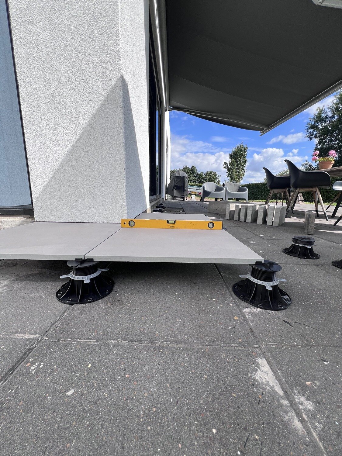 Leveling terrace pavers on adjustable pedestals