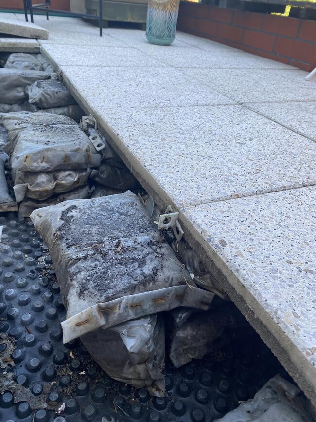 Installation of terrace pavers on mortar bags