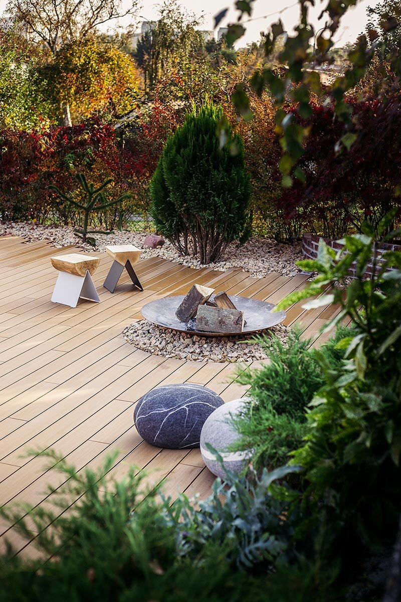 Composite deck terrace with garden fire pit and furniture