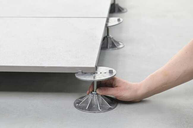 Installation of a gres paver on an adjustable metal pedestal NRO