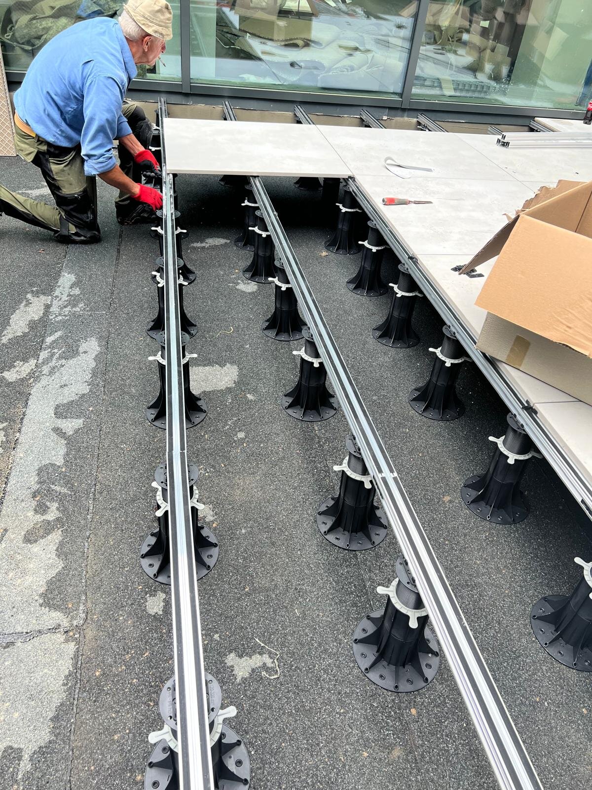 Installation of terrace pavers on aluminum profiles and adjustable pedestals