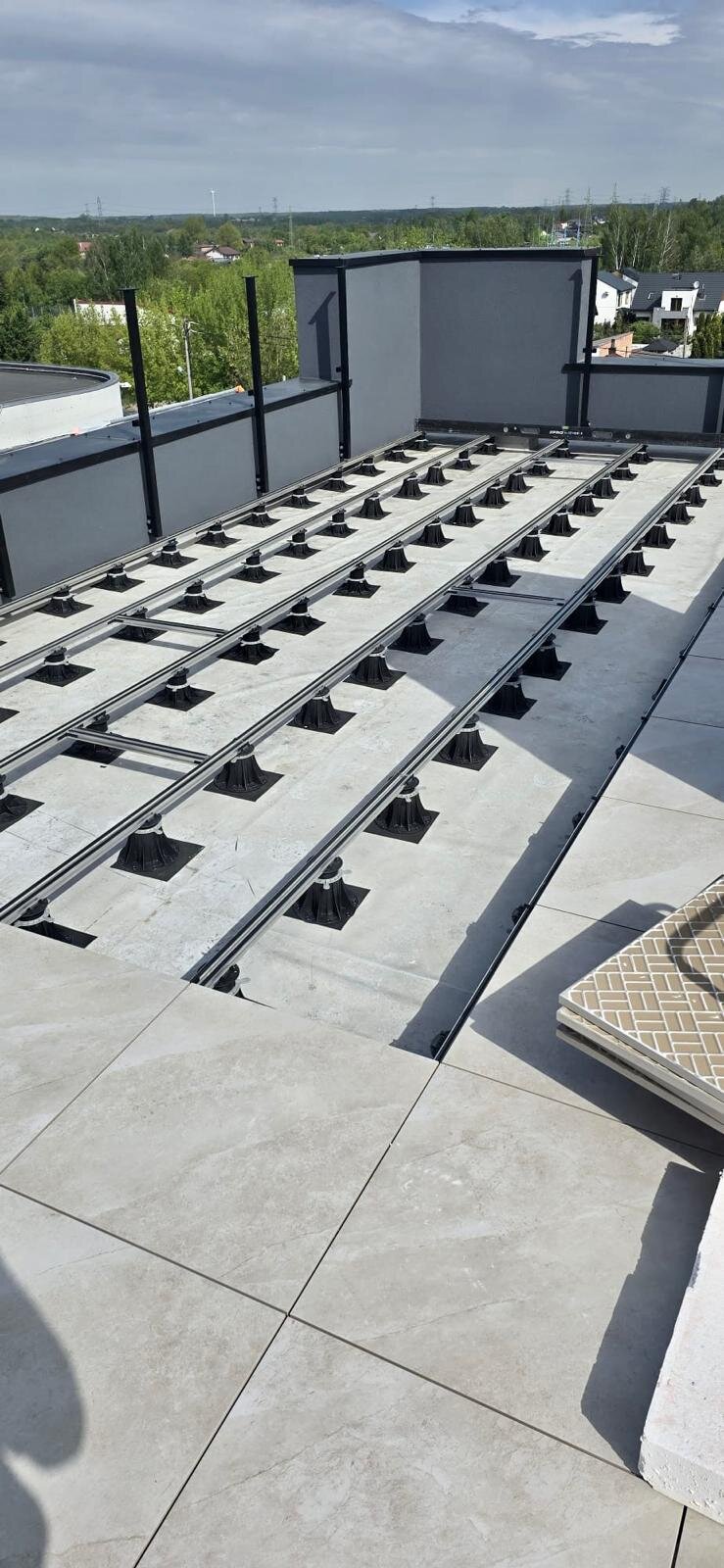 Substructure of a raised deck terrace with aluminum profiles on pedestals