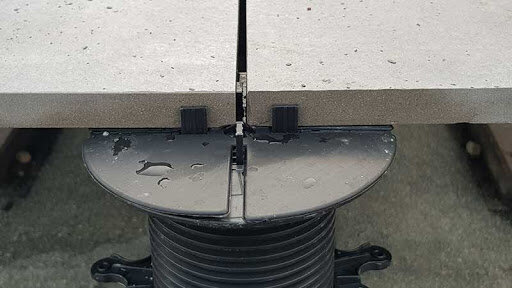 Rubber shim for sound dampening on a terrace pedestal under ceramic tiles