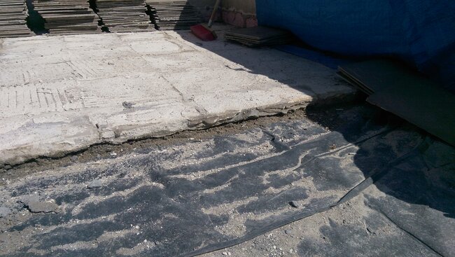 Preparing the waterproofing and roof drain for terrace installation