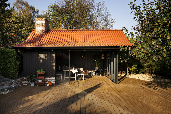 Installation of a wooden raised deck terrace on pedestals and joists