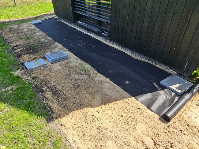 Preparation of the substrate for the construction of a terrace with geotextile and blocks