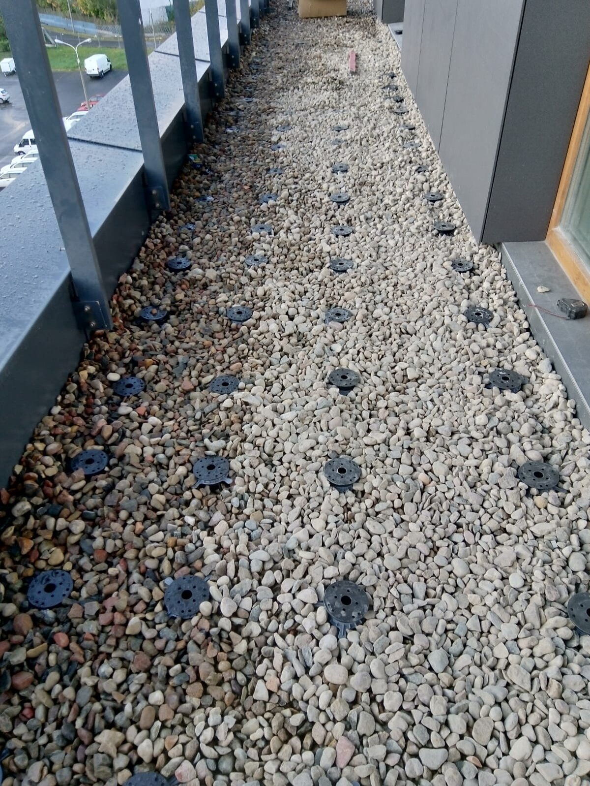 Terrace pedestals laid on a gravel base on the balcony