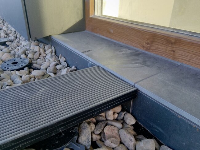 Installation of terrace decking at balcony doors on pedestals and gravel