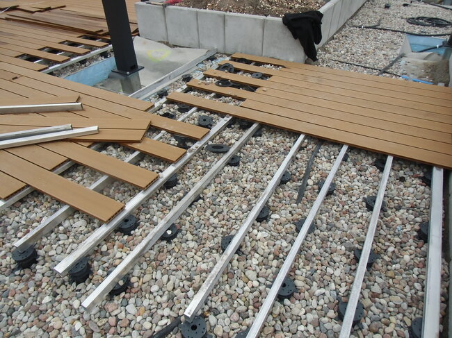 Construction of a wooden terrace on aluminum joists and adjustable pedestals